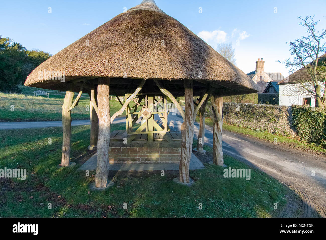 Villaggio con tetto in paglia e. Oriente Marden, West Sussex, Regno Unito Foto Stock