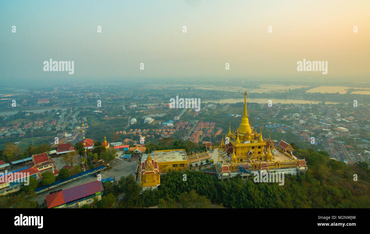 La fotografia aerea sunrise intorno alla pagoda dorata di Kiriwong tempio sulla montagna alta. Wat Kiriwong è il più bel tempio di Pak Nam Pho Foto Stock