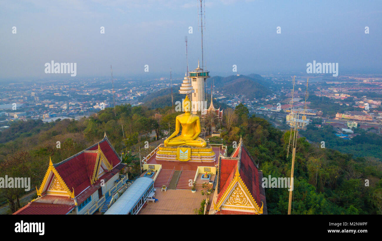 La fotografia aerea sunrise intorno alla pagoda dorata di Kiriwong tempio sulla montagna alta. Wat Kiriwong è il più bel tempio di Pak Nam Pho Foto Stock