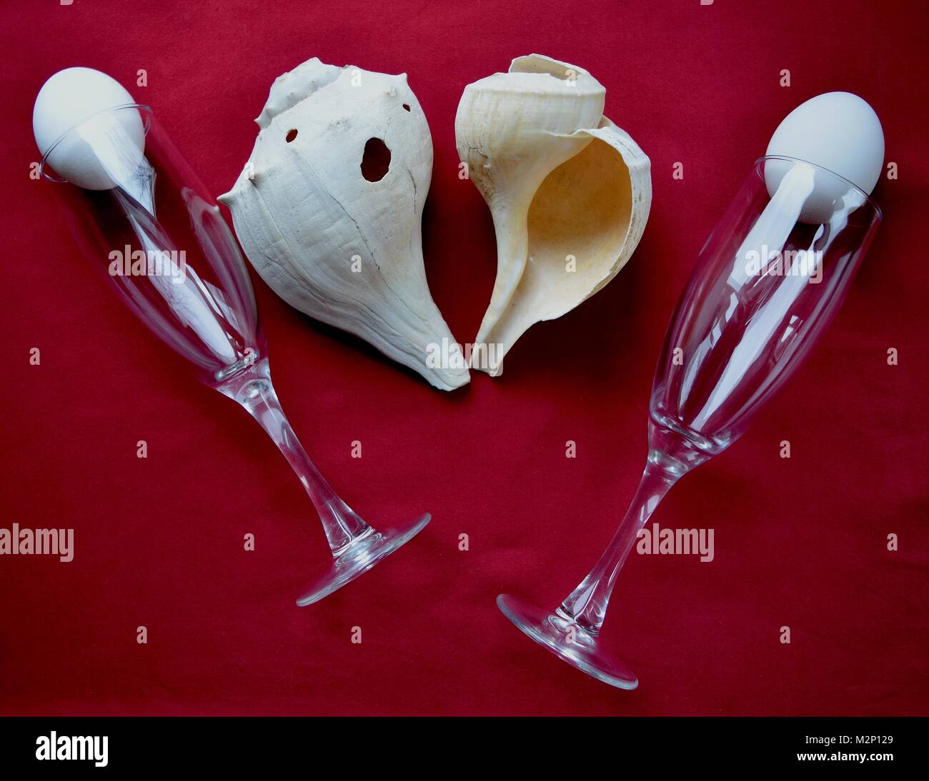 Champagne con occhiali a forma di cuore e di gusci di uova Foto Stock