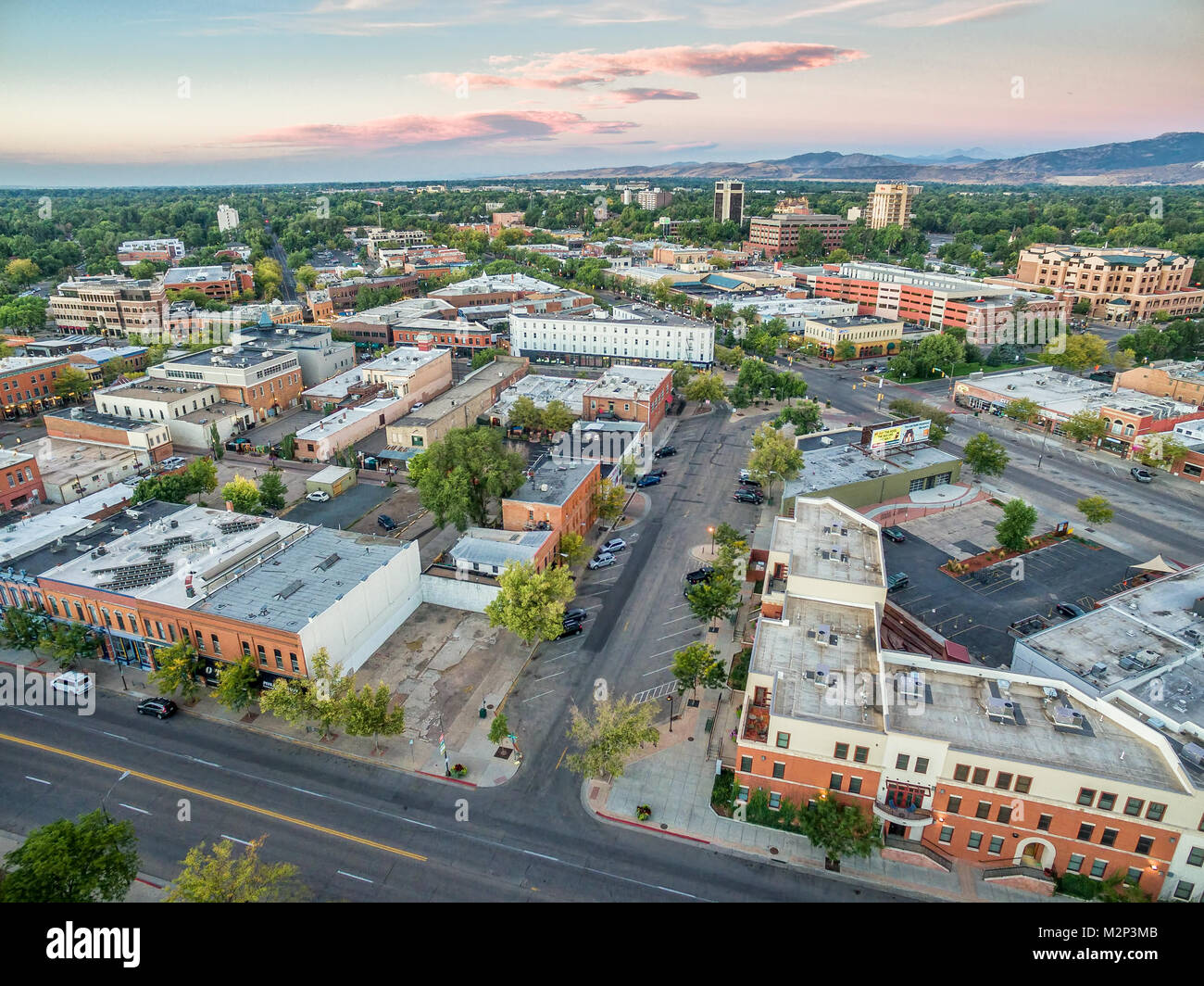 FORT Collins, CO, Stati Uniti d'America - 11 settembre 2016: il centro di Fort Collins, Colorado a tarda estate alba - Vista aerea con ampio angolo di distorsione e Rocky Foto Stock