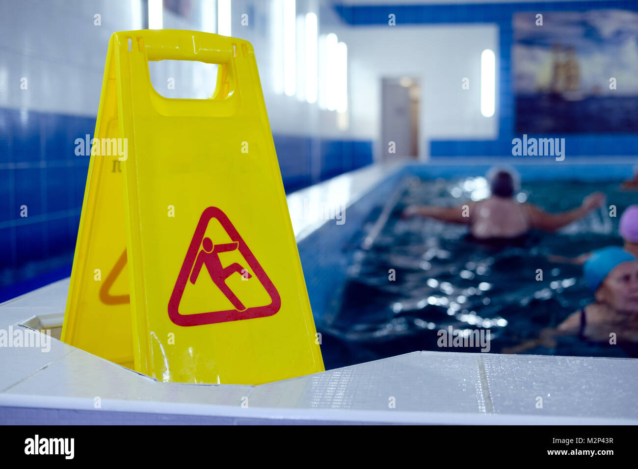 Pavimento bagnato segno da piscina. Copia dello spazio. Foto Stock