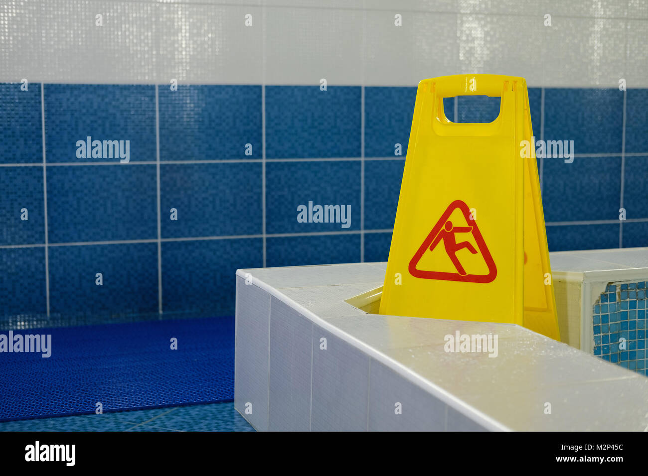 Pavimento bagnato segno da piscina. Copia dello spazio. Foto Stock