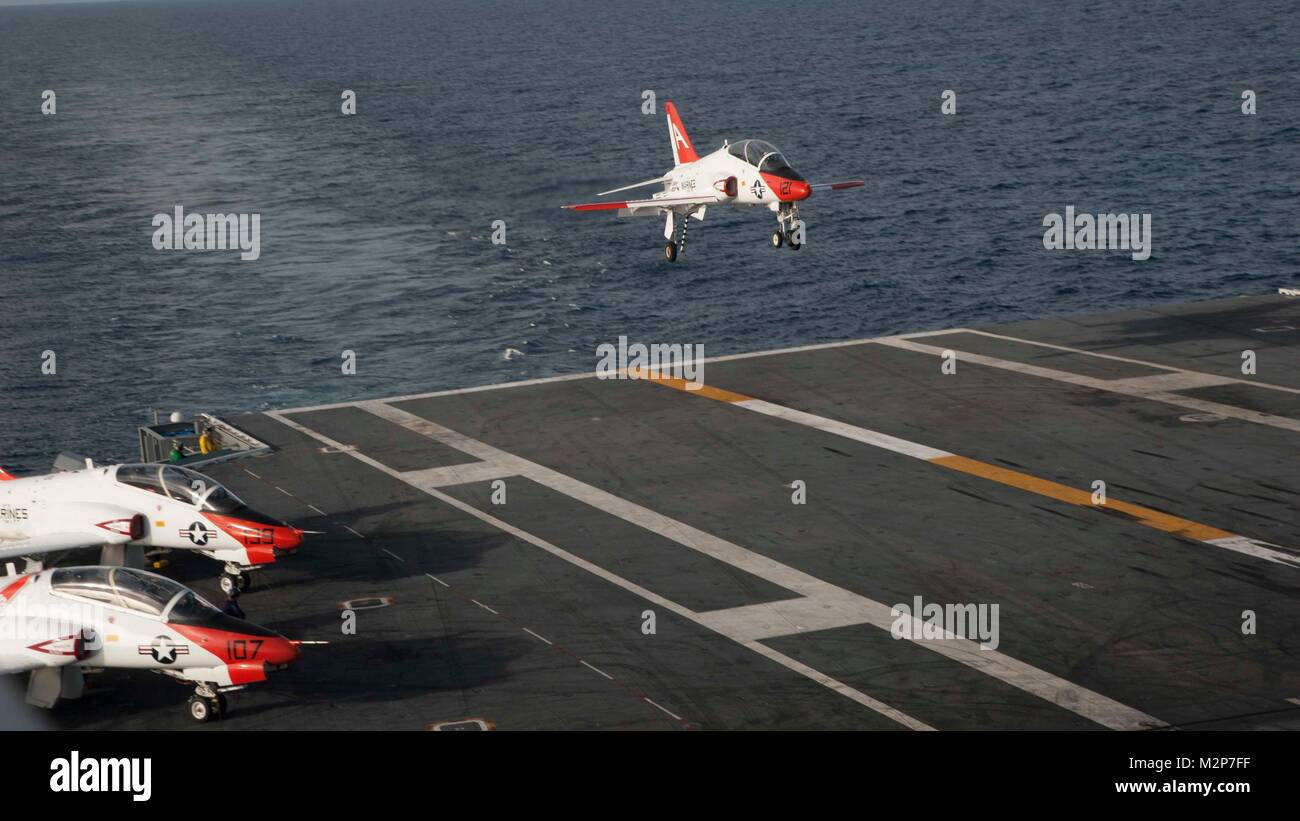 180204-N-SU904-1031 OCEANO ATLANTICO (feb. 4, 2018) UNA T-45C Astore assegnato al comandante del Naval Air Training il distacco si prepara a terra sul ponte di volo dell'Nimitz-class portaerei USS Abraham Lincoln (CVN 72). (U.S. Foto di Marina di Massa Specialista comunicazione marinaio Ashley M.C. Estrella/rilasciato) Foto Stock