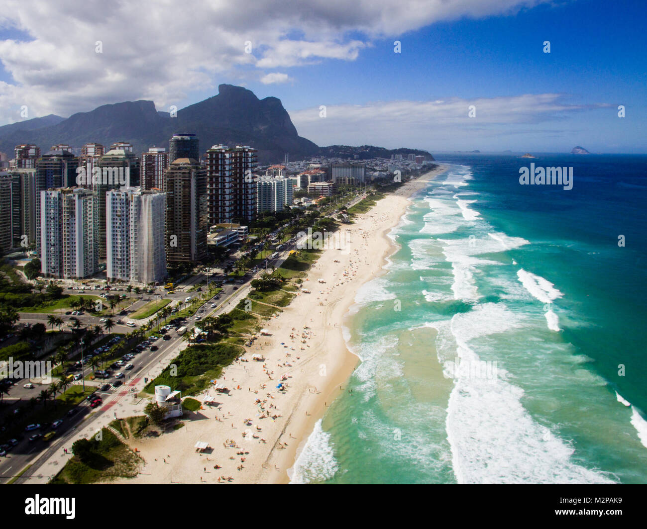 Drone foto di La spiaggia di Barra da Tijuca, Rio de Janeiro, Brasile. Siamo in grado di vedere la spiaggia, qualche edificio, il lungomare, la strada e l'orizzonte Foto Stock