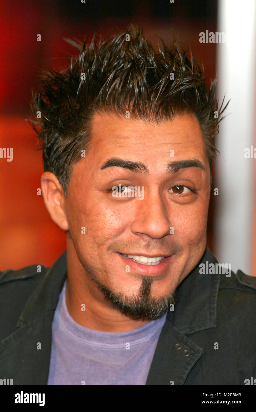 Kerner Talkshow vom 21.03.2006 in Amburgo. Mike Leon Grosch ist Zweiter geworden im Finale 'DSDS 2006". Der 29-Jaehrige setzte sich gegen 14.000 Mitbewerber durch und wird seinem Traum, grosse Karriere zu machen weiter nachgehen. Foto Stock