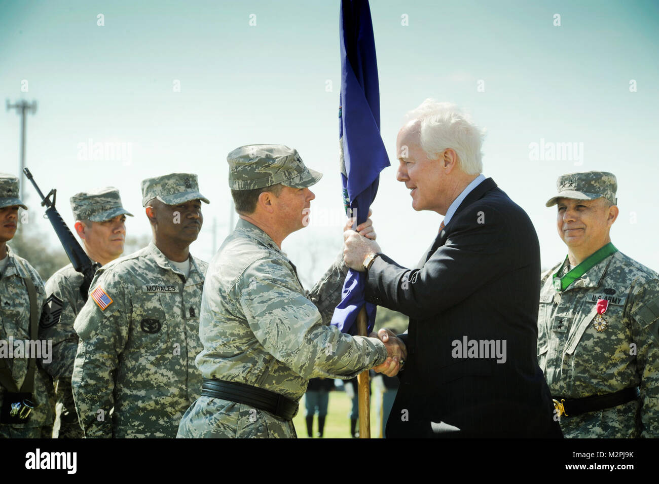 Il 12 marzo 2011 negli Stati Uniti il senatore John Cornyn passa il flag per il Maggiore Generale John F. Nichols facendo di lui il nuovo aiutante generale del Texas forze militari. (U.S. Air Force photo/ Personale Sgt. Eric L. Wilson) (rilasciato) 110312-F-2973W-001.jpg da Texas Dipartimento Militare Foto Stock