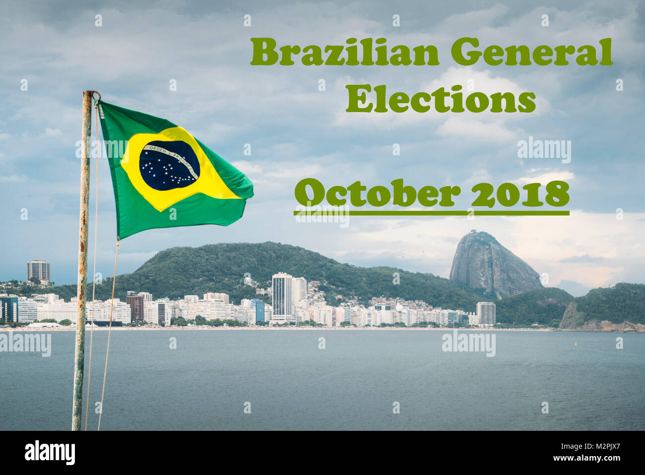 Bandiera brasiliana su un palo sventolare insieme contro Copacabana, Rio de Janeiro in Brasile con un messaggio delle prossime elezioni generali nel mese di ottobre 2018 Foto Stock
