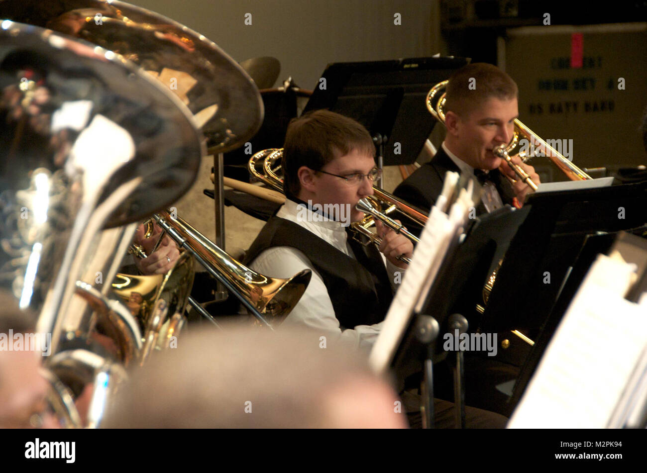 110320-N-2257C-003 FAIRFIELD, ME (20 marzo 2011) un membro del Lawrence High School band esegue John Philip Sousa "Washington Post" insieme con gli Stati Uniti La banda della marina militare durante il tour in concerto a Fairfield, Maine. Durante il tour la band invita spesso scuola locale i membri della band per eseguire la Sousa marzo durante le loro performance. La Marina degli Stati Uniti Band ha suonato presso l Auditorium di Williamson in Fairfield come parte dei loro 22 giorno National Tour primaverile del nord-est. (US Navy foto scattata da MU1 Shana E. Catandella) 110320-N-2257C-003 dalla Marina degli Stati Uniti Band Foto Stock