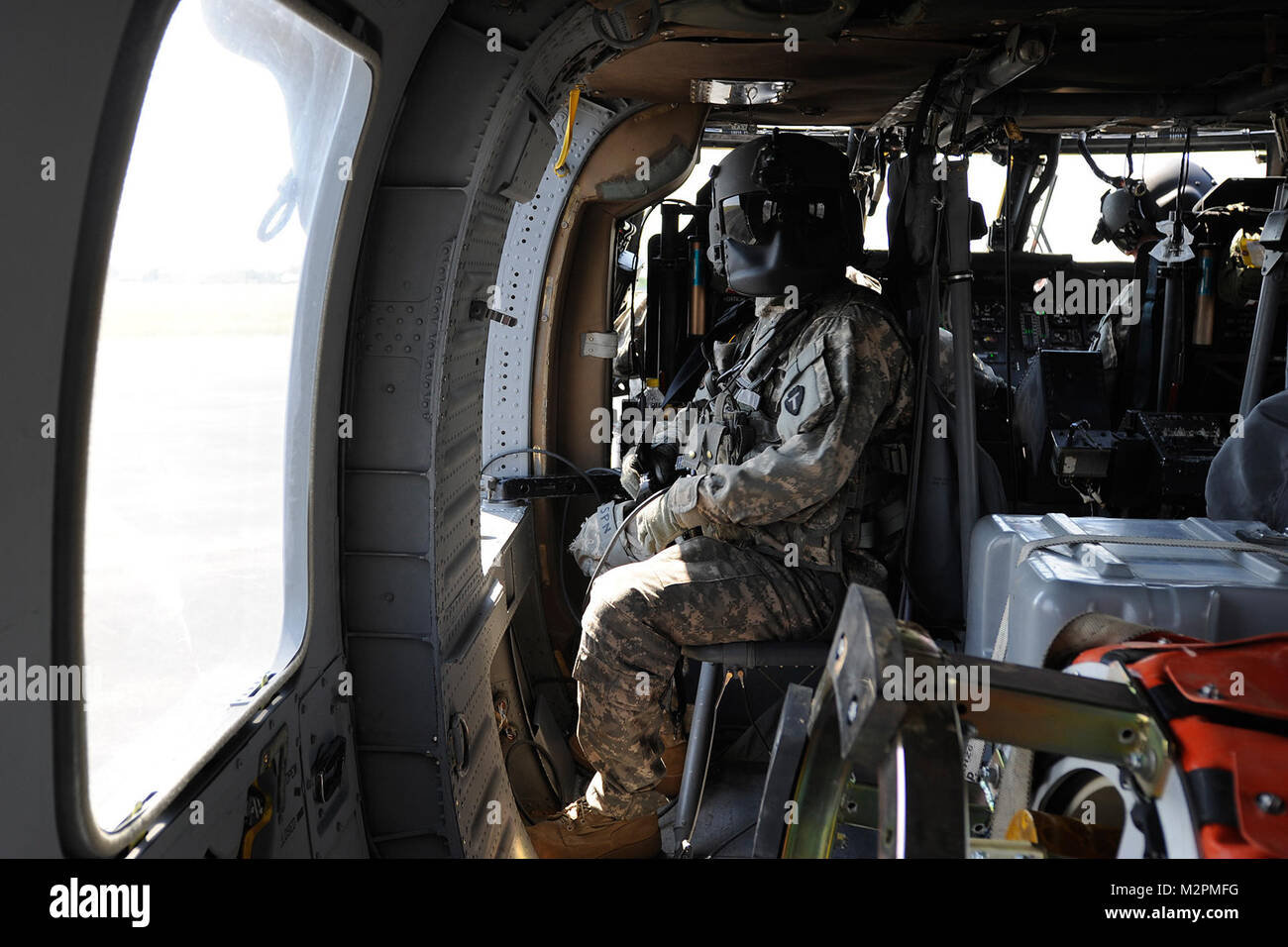 Texas National Guard UH-60 Blackhawk membro di equipaggio, SSG Brant Spinn. Gli equipaggi furono lanciati al di fuori dell'esercito di Austin Aviation meccanismo di sostegno per aiutare a combattere la North Texas di incendi. Gli aerei sono equipaggiati con un Bambi Bucket, che trasporta oltre 600 galloni di acqua e di lotta agli incendi. (Foto di SSG Malcolm McClendon, Texas forze militari Public Affairs Office.) 110416-A-FG822-137 da Texas Dipartimento Militare Foto Stock