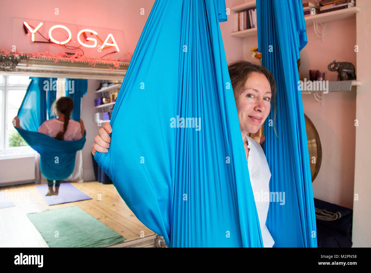 OXFORD, Inghilterra. Il 3 febbraio 2018. Stella Shakenchi (47) si trova nel tessuto utilizzato per la sua antenna di classi di yoga in Summertown, Oxford. Aerial Yoga è la Foto Stock