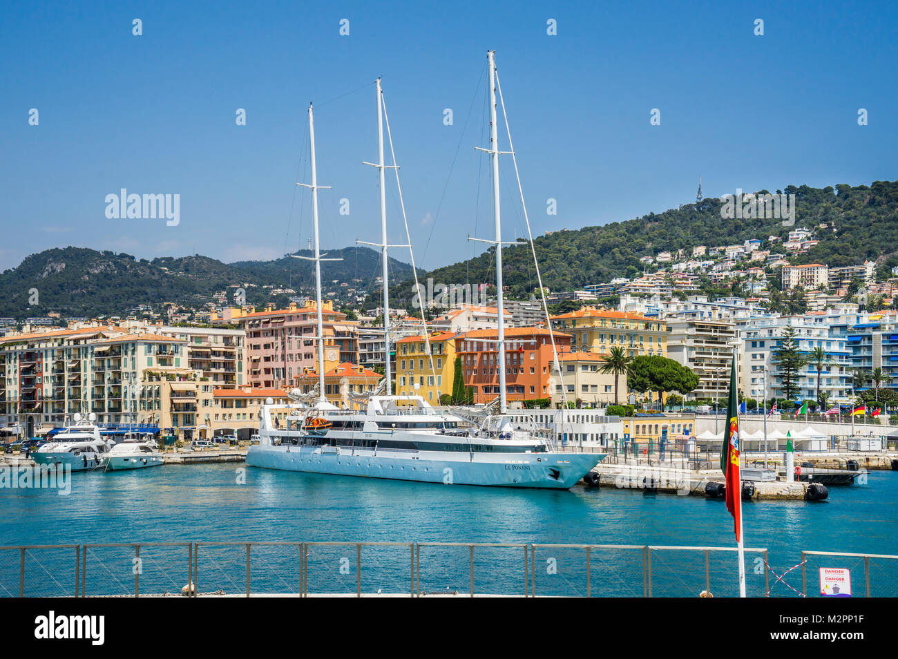 Francia, dipartimento Alpes-Maritime, Côte d'Azur, Nizza, a tre alberi di yacht di lusso di 'Le Ponant' Porto Lympia Foto Stock