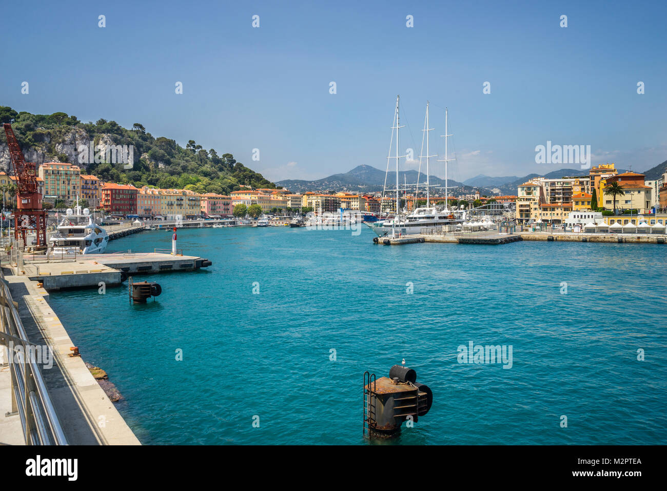 Francia, dipartimento Alpes-Maritime, Côte d'Azur, Nizza, vista del porto Lympia dal porto Molo Foto Stock
