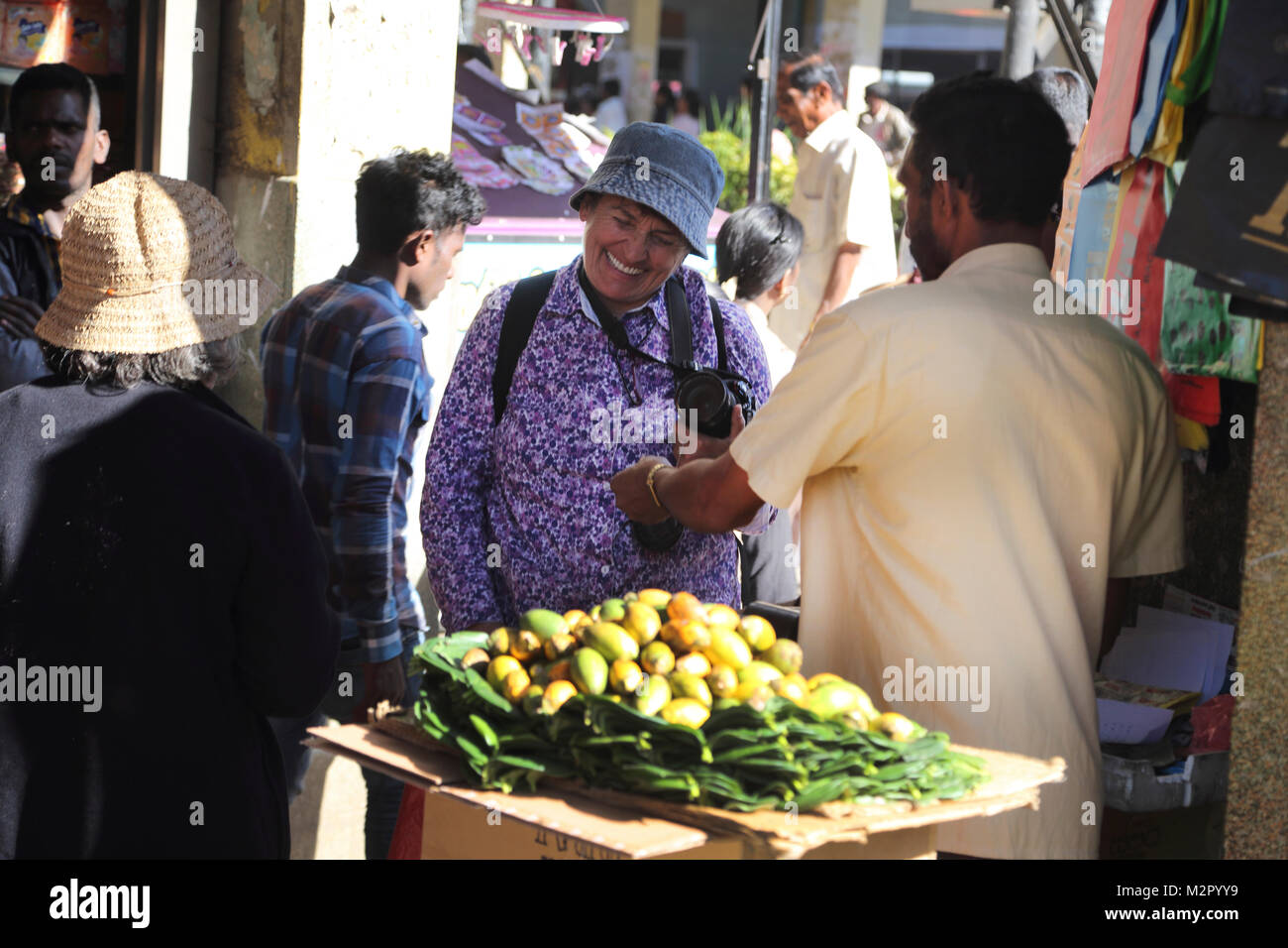 Nuwara Eliya Hill Country provincia centrale dello Sri Lanka turista al Mercato Centrale di parlare al fornitore di frutta Foto Stock