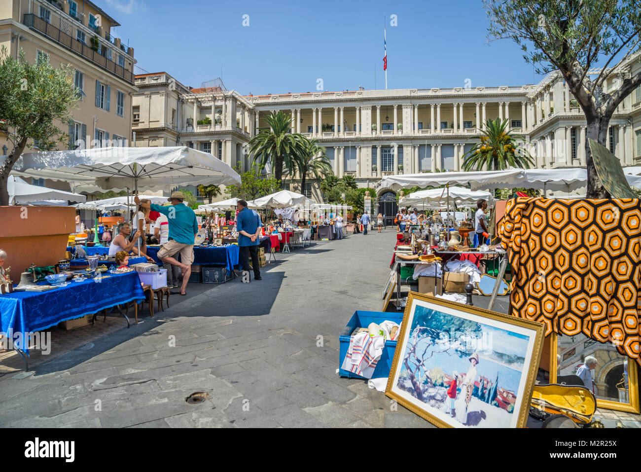 Francia, dipartimento Alpes-Maritime, Côte d'Azur, Nizza, lunedì mercato di Antiquariato al Marché aux Fleurs Foto Stock