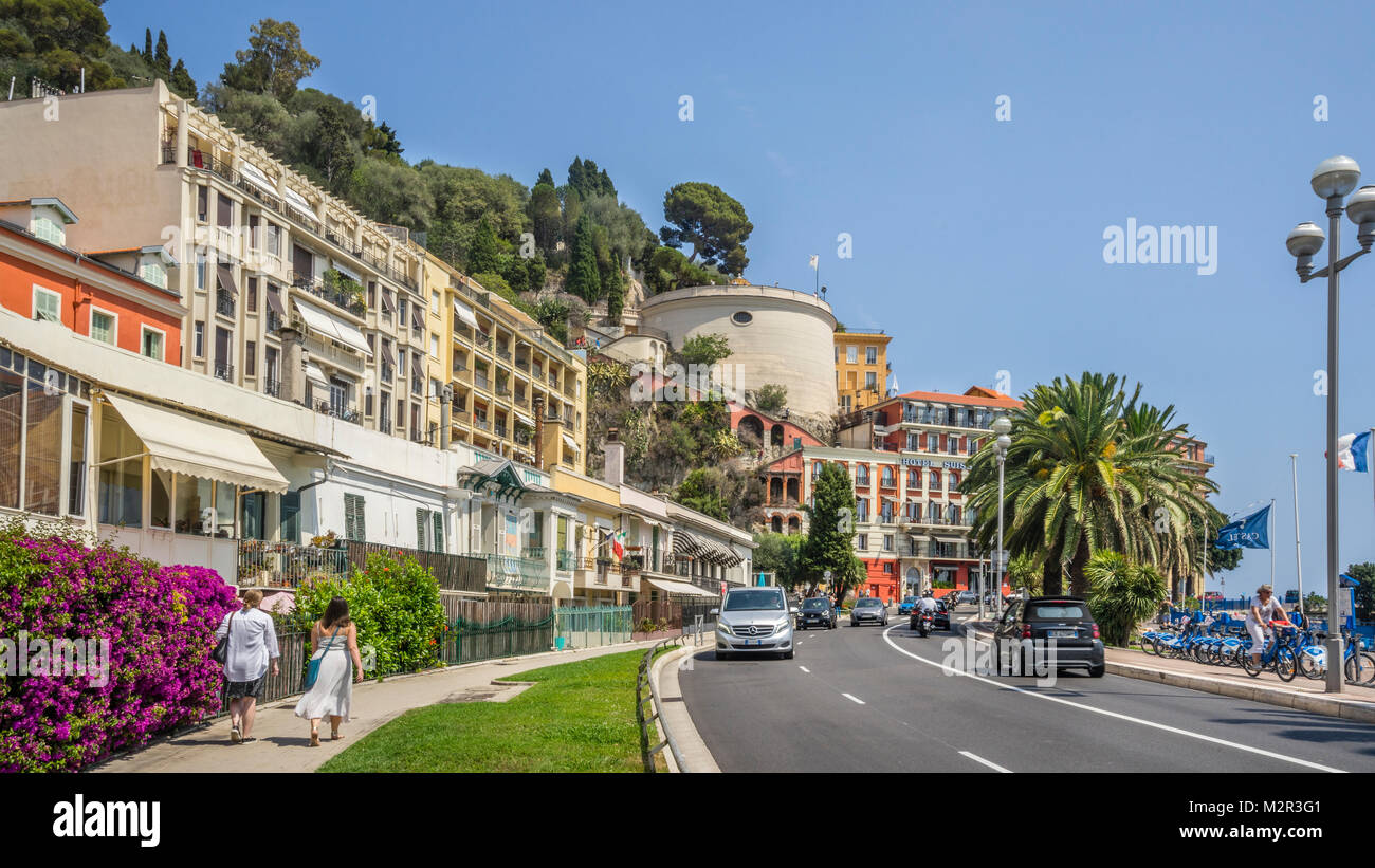 Francia, dipartimento Alpes-Maritime, Côte d'Azur, Nizza, Rue des Ponchettes con la vista della Tour bellanda e la sua piattaforma di osservazione Foto Stock