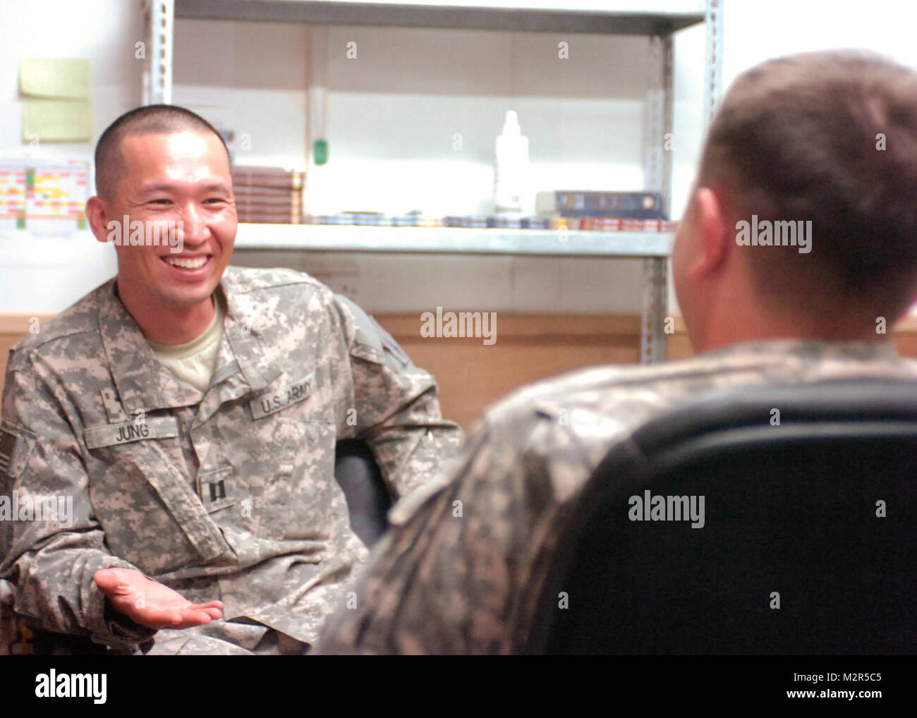 Conversazione amichevole. Contingenza sito operativo del guerriero, Iraq - Cappellano (Cpt.) Giovani Jin Jung, cappellano, 1° Battaglione, campo 5 artiglieria, 1a consigliare e assistere Task Force, avente la funzione di chat con un soldato presso la cappella di contingenza sito operativo del guerriero, Iraq, Sett. 16, 2011. (U.S. Esercito foto di Sgt. Kandi Huggins, 1° AATF PAO, 1INF. Div., USD-N) cordiale chiacchierata da Stati Uniti forze - Iraq (inattivo) Foto Stock