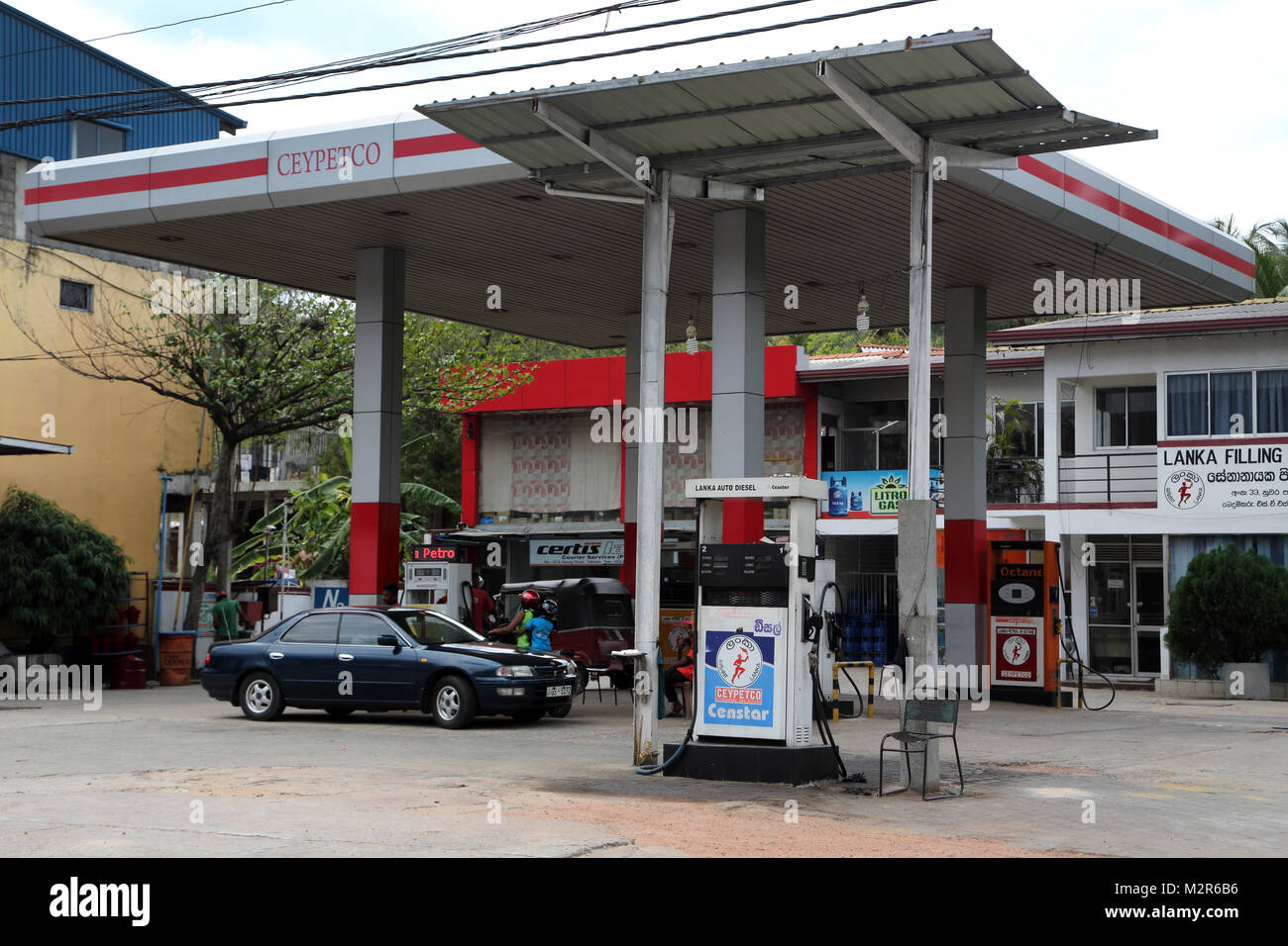 Kandy Road Yakkala Sri Lanka Ceypetco stazione di benzina Foto Stock