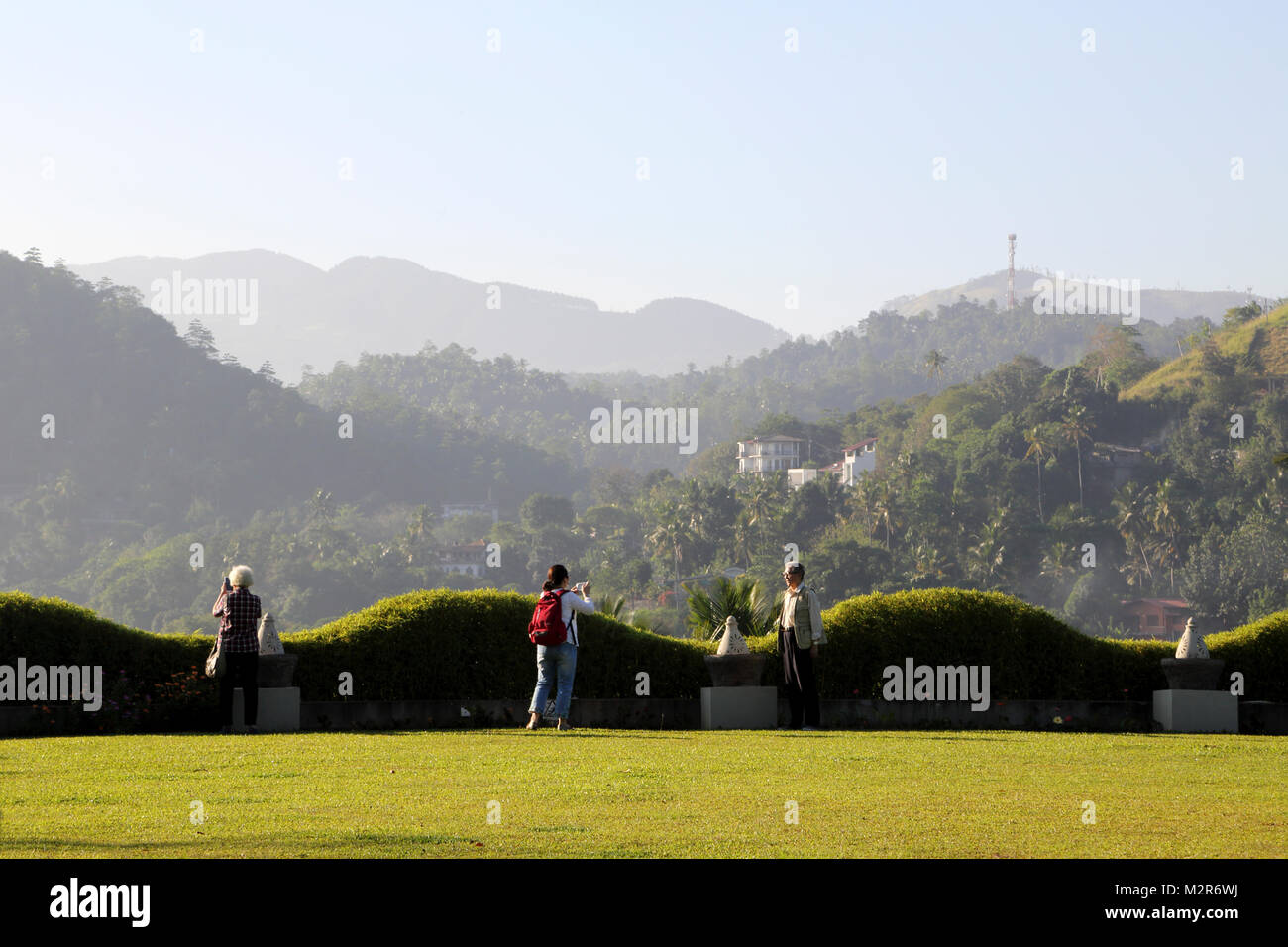 Peradeniya Kandy centrale Provincia dello Sri Lanka Peradeniya Royal Botanic Gardens turisti scattare fotografie utilizzando i telefoni intelligenti di Vista Panoramica Foto Stock