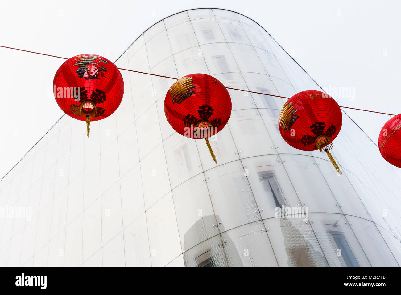 Rosso cinese lampions decorare una Street a Londra Foto Stock
