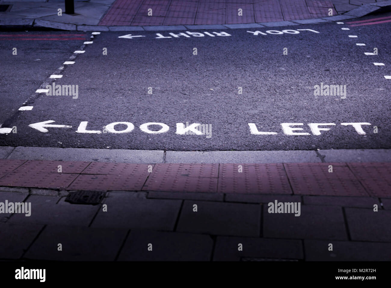 Iscrizione tipico delle strade di Londra, guardare a sinistra Foto Stock