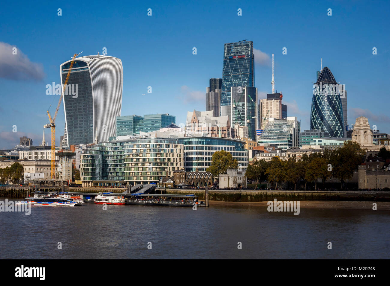 Una vista sul Tamigi con vista sullo skyline di Londra con il walkie-talkie, Inghilterra, Gran Bretagna. Foto Stock