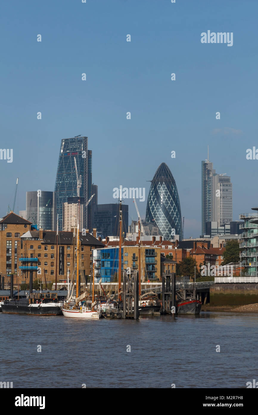 Una vista sul Tamigi con vista sullo skyline di Londra, Inghilterra, Gran Bretagna. Foto Stock