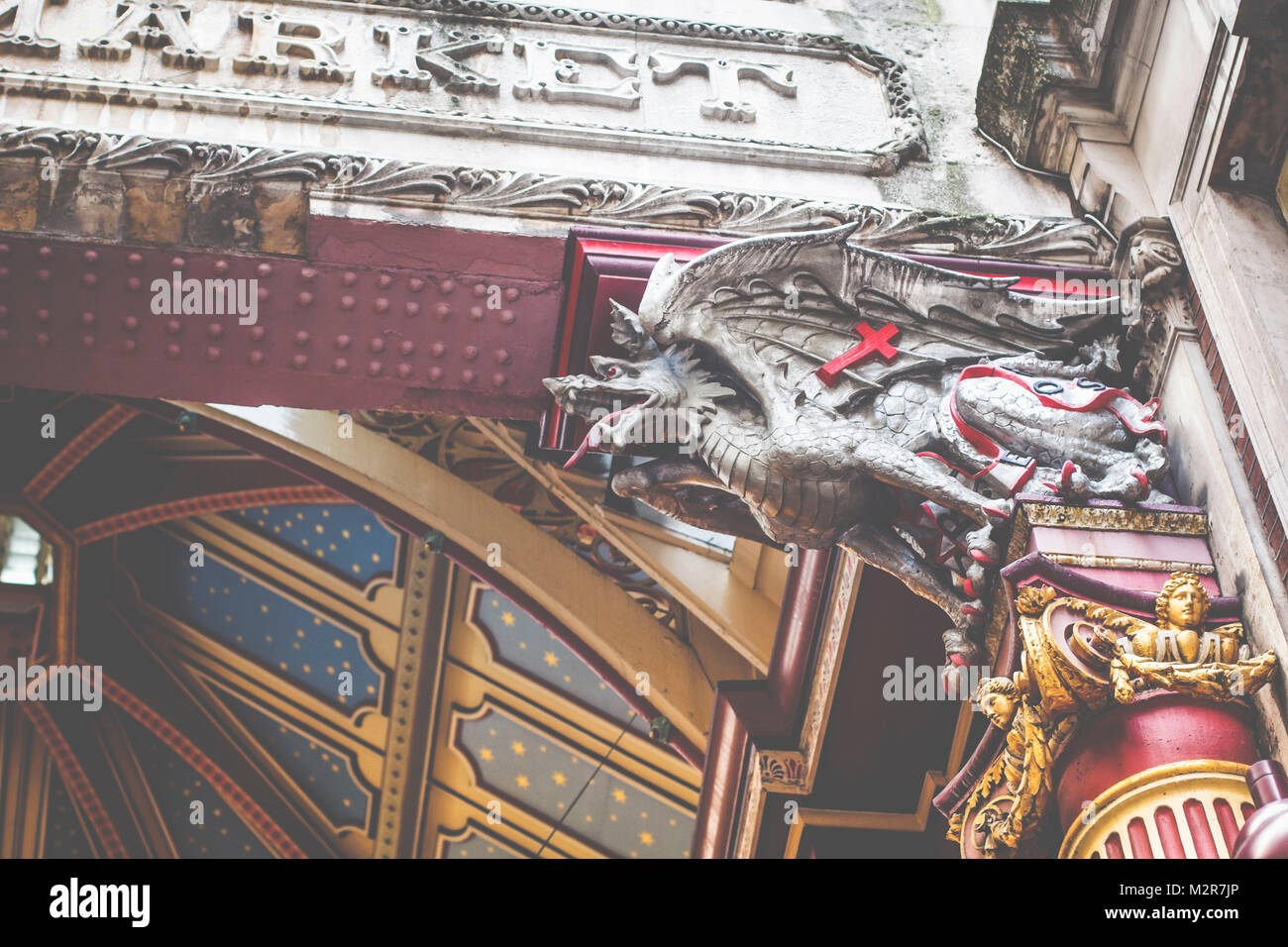 Un drago all'ingresso al mercato Leadenhall - un passaggio nel cuore di Londra, città di Londra, Inghilterra, Gran Bretagna Foto Stock