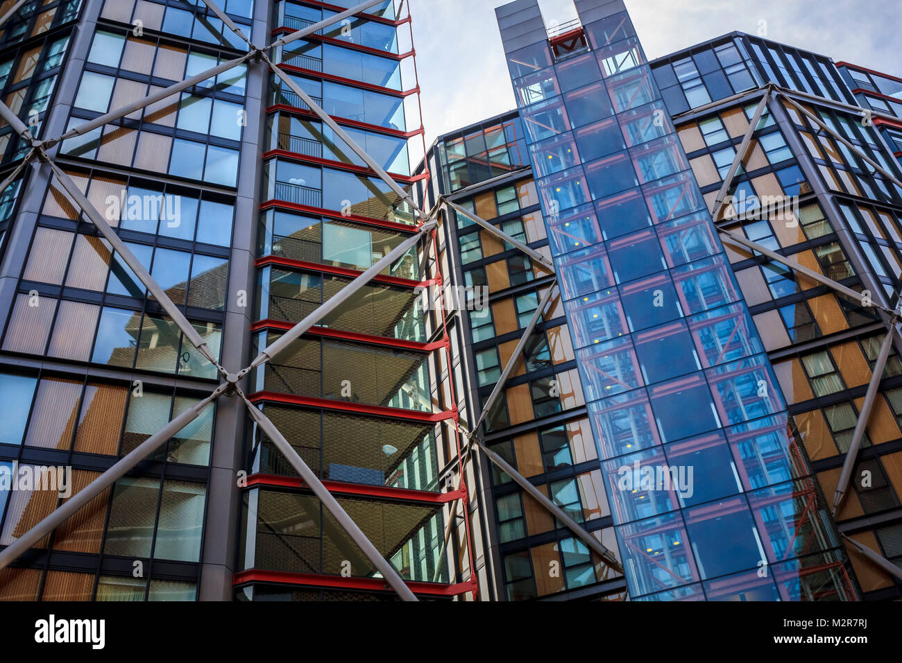 Un edificio alto e moderno con parte anteriore in vetro e struttura in metallo a Londra, città di Londra, Inghilterra, Gran Bretagna. Foto Stock