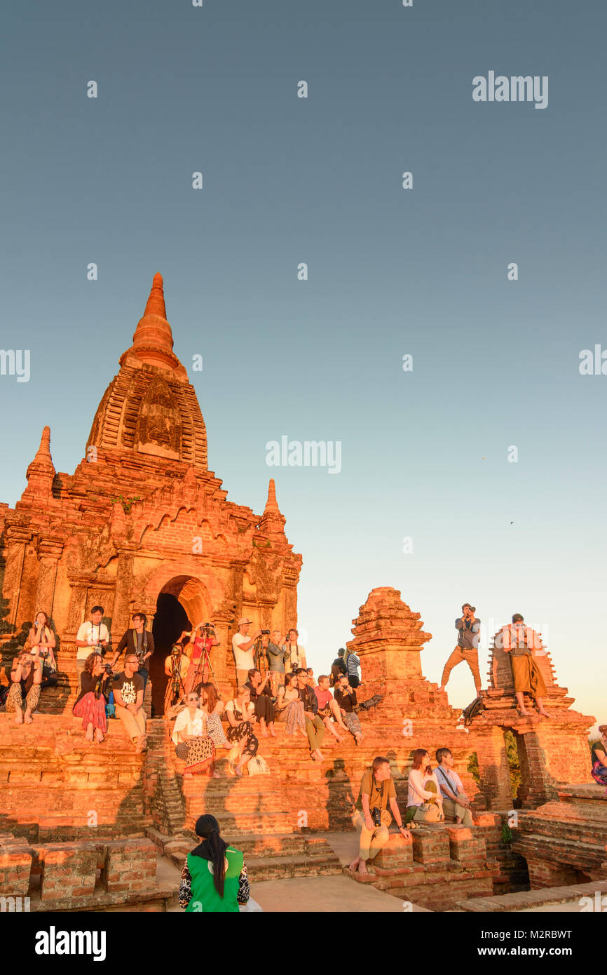 Bagan: tempio Taung Guni Paya, turisti guarda sunrise, , Mandalay Regione, Myanmar (Birmania) Foto Stock