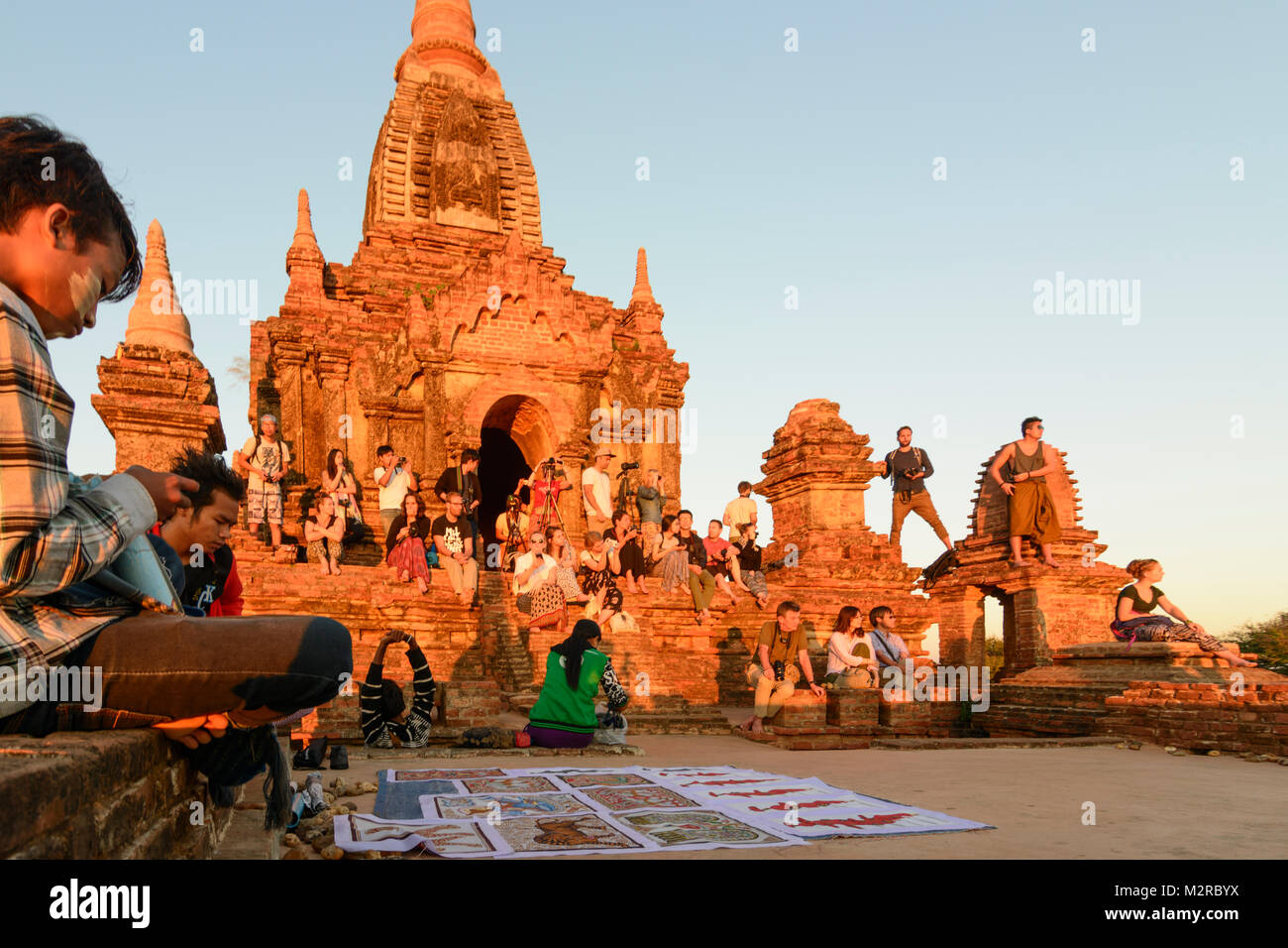 Bagan: tempio Taung Guni Paya, turisti guarda sunrise, souvenir hawker, , Mandalay Regione, Myanmar (Birmania) Foto Stock