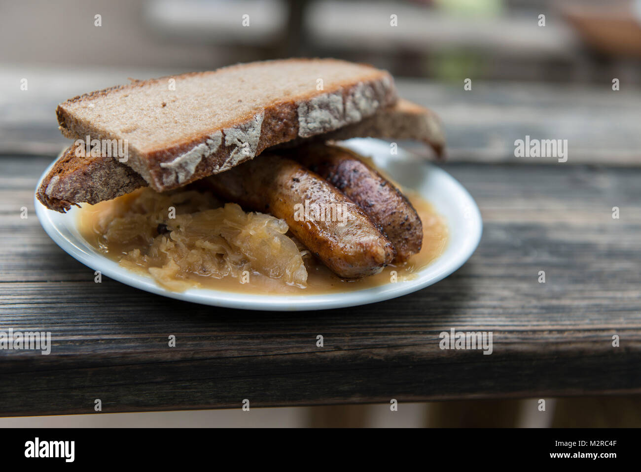 Fränkische Bratwürste" (salsicce di Franconia) con crauti e pane Foto Stock