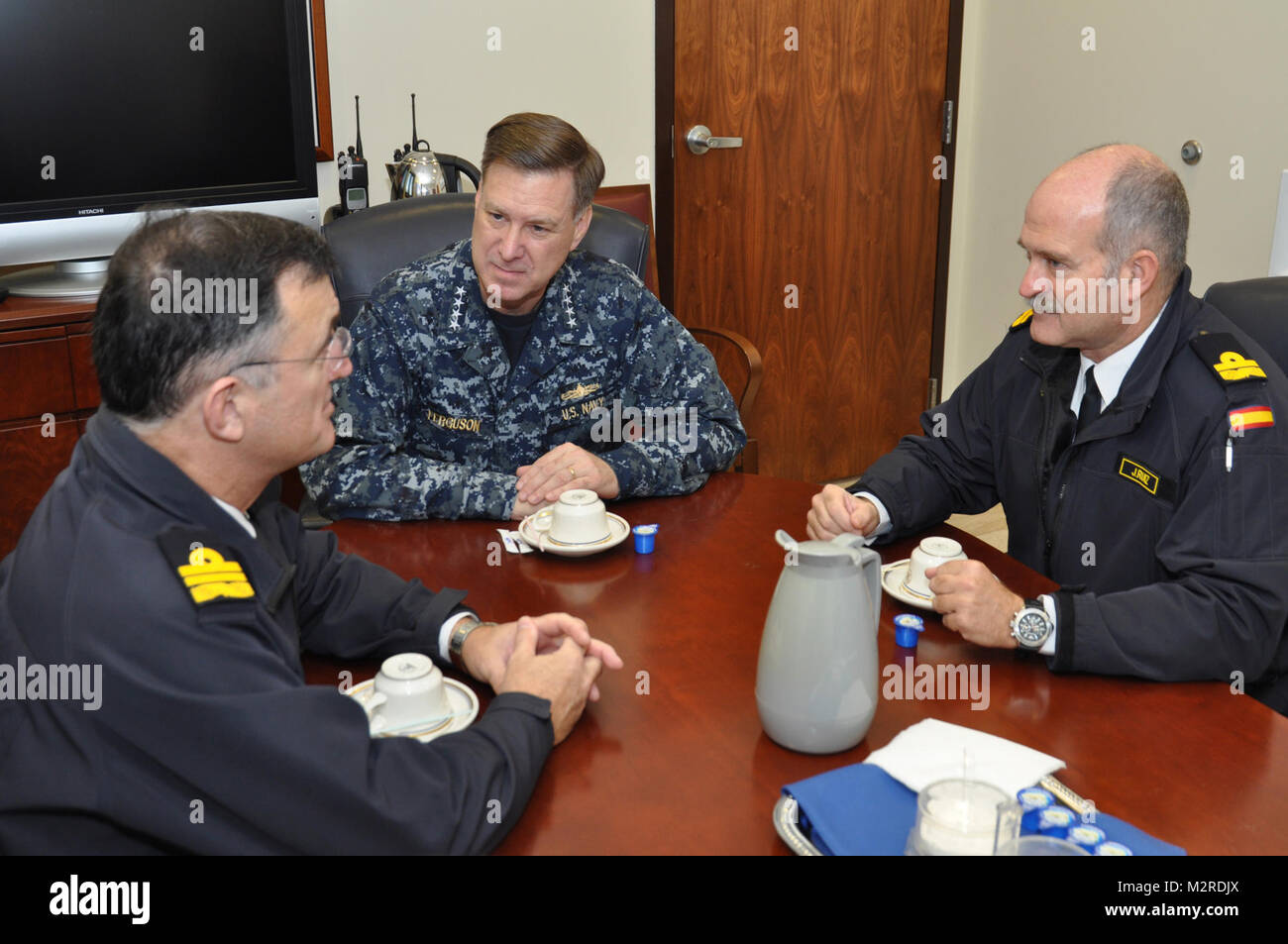 111121-N-TM034-133: Rota, Spagna (nov. 21, 2011) - ADM. Mark Ferguson, vice capo di operazioni navali (centro), incontra spagnolo Adm posteriore. Juan Rodriguez-Garat, capo di alta disponibilità sede navale e azione navale, (sinistra) e spagnolo Adm posteriore. Juan Ruiz-Casas, commander-in-chief Rota Naval Base, (destra), sulla stazione navale Rota, nov. 21. Ferguson era stato in Rota per esaminare i programmi e le esigenze di homeport quattro U.S. Navy Aegis-capace cacciatorpediniere qui dal 2015. (U.S. Foto della marina da capo la comunicazione di massa specialista Mikel Bookwalter/RILASCIATO) 111121-N-TM034-133 da EUCOM Foto Stock