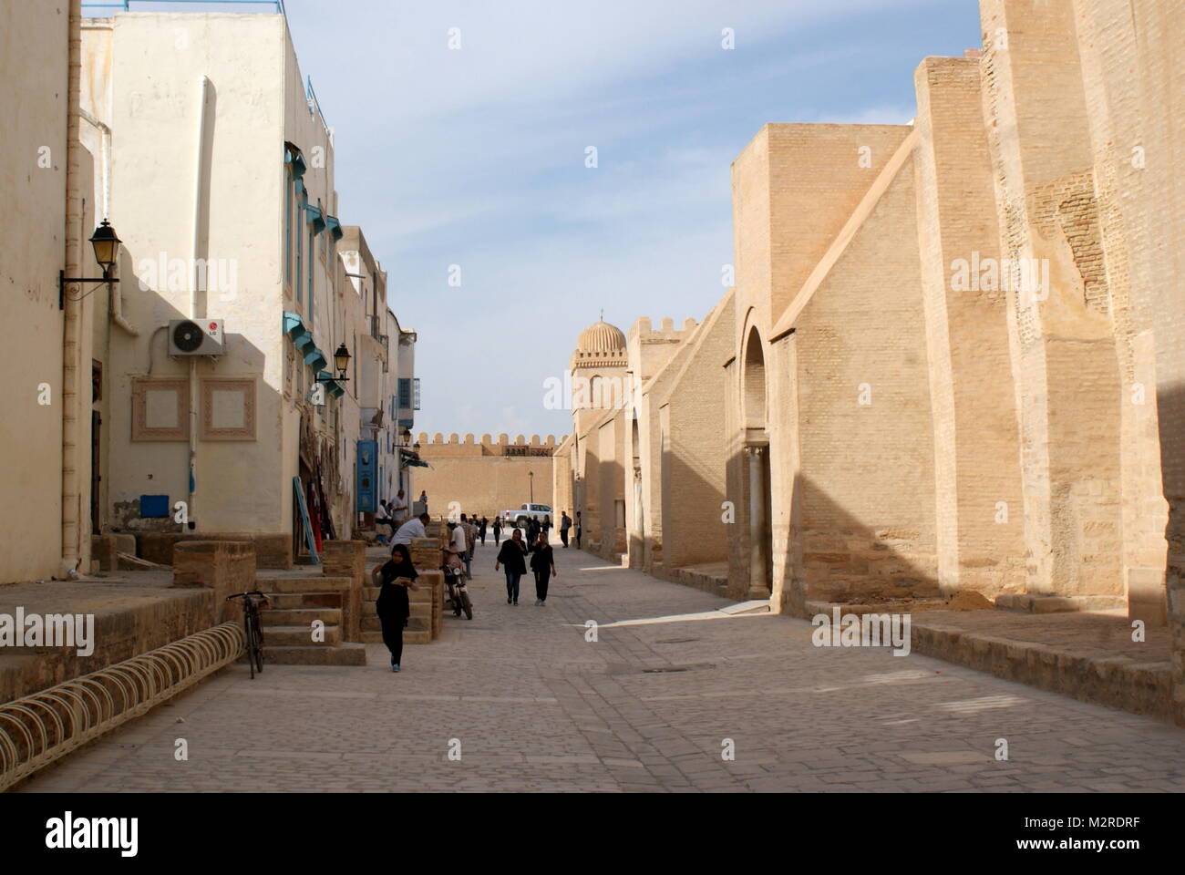 Street view al di fuori della Grande Moschea di Kairouan, Kairouan, Tunisia Foto Stock