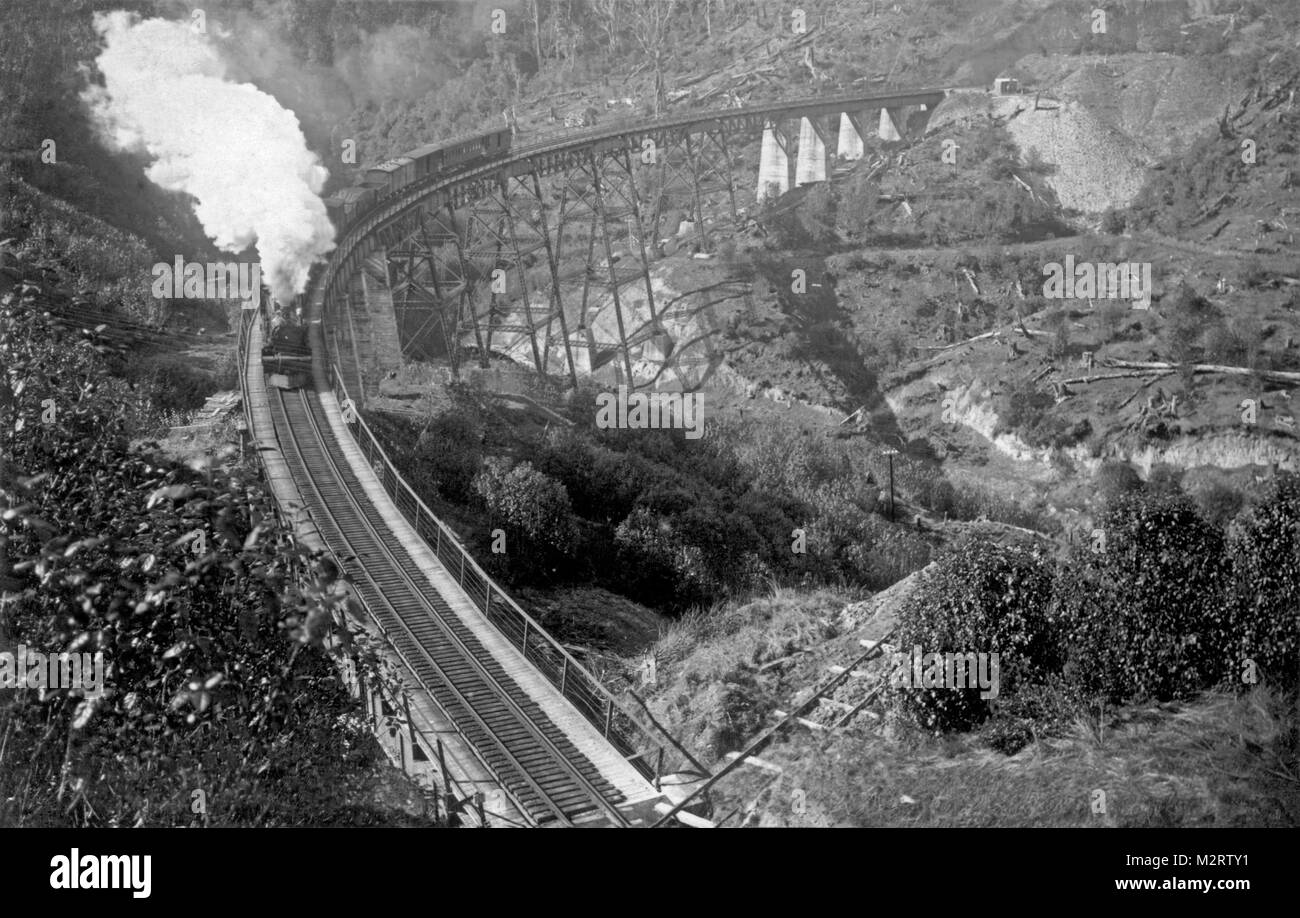 Treno a vapore sul viadotto Hapuawhenua, Isola del nord, Nuova Zelanda c. 1935 Foto Stock