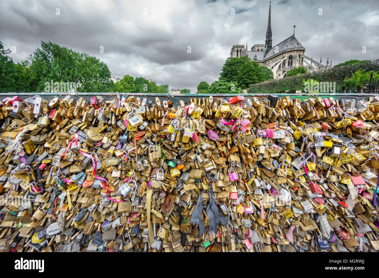 Parigi, Francia - 15 Marzo 2015: Pont de l Archeveche con amore i lucchetti con la cattedrale di Notre Dame a Parigi, Francia Foto Stock
