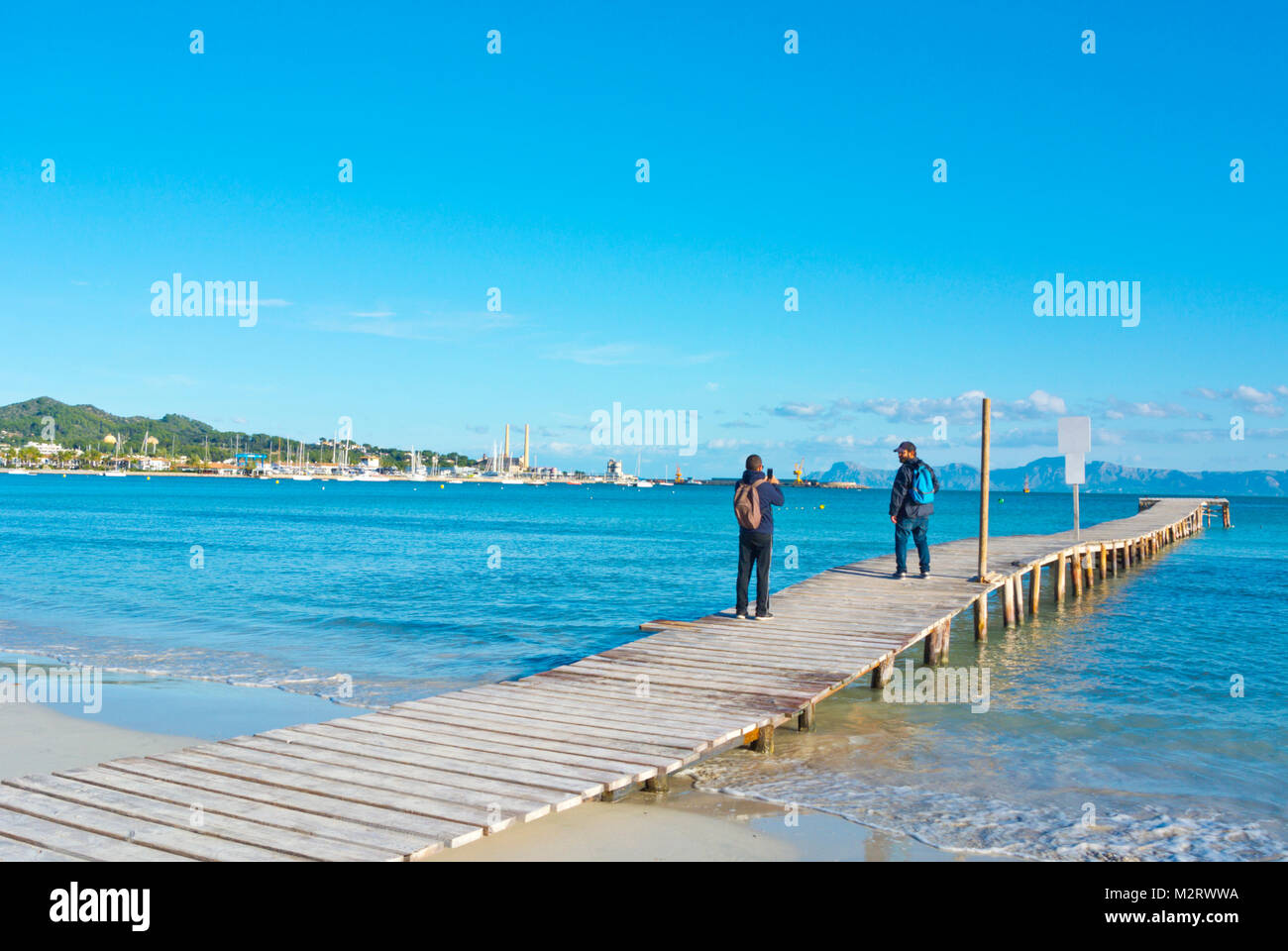 Pier, Platja d'Alcudia, Playa de Alcudia, Port d'Alcudia Maiorca, isole Baleari, Spagna Foto Stock