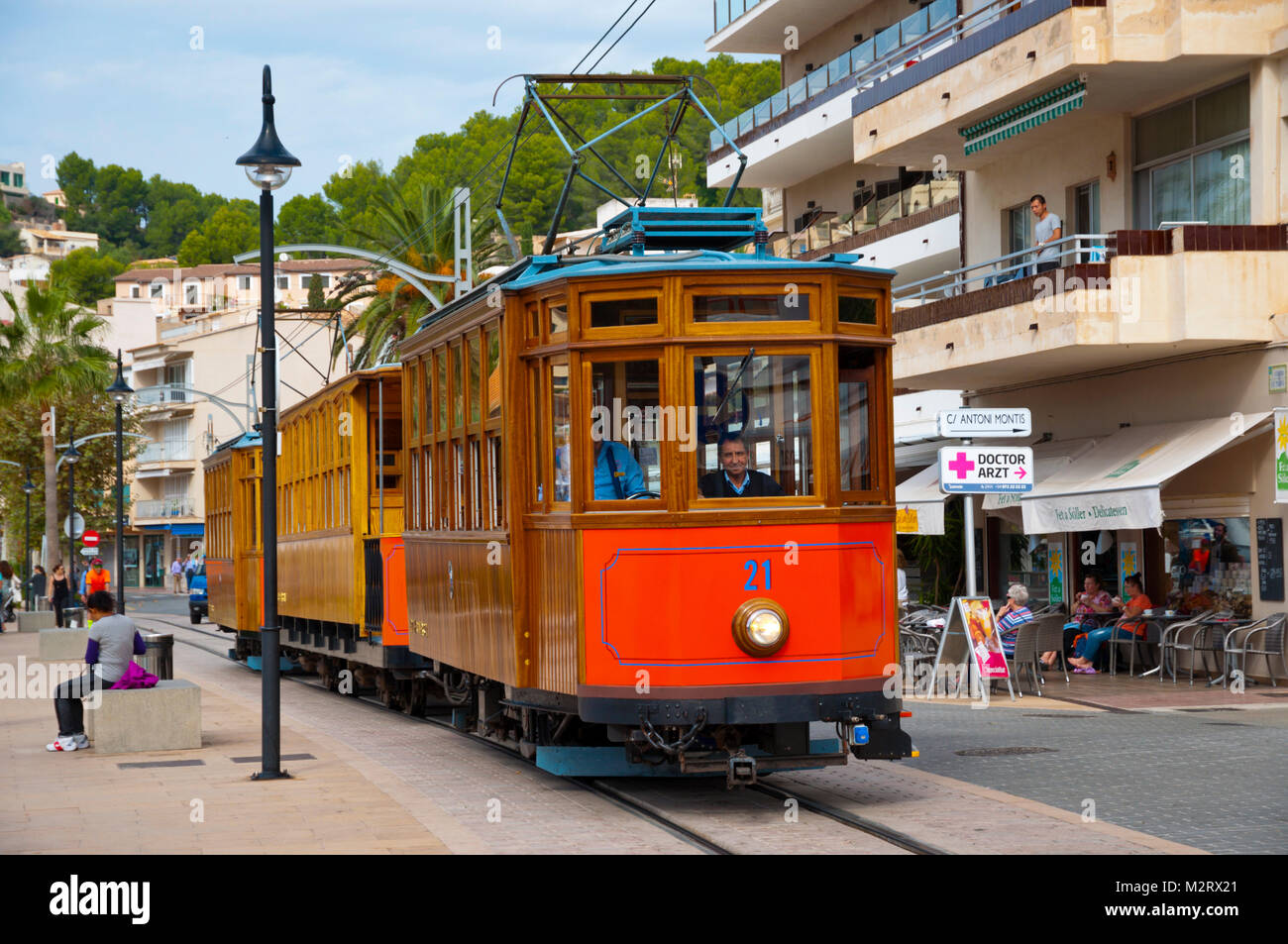 Ferrocarril de Soller, tram tra Soller e Port de Soller, Carrer de la Marina, mare street, Port de Soller Maiorca, isole Baleari, Spagna Foto Stock