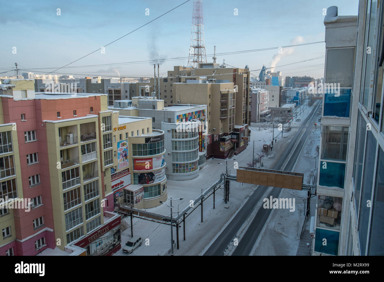 I centri dello shopping e la sistemazione degli edifici in Yakutsk, in Siberia. Yakutsk è la seconda più fredda in grandi città del mondo dopo Norilsk Foto Stock