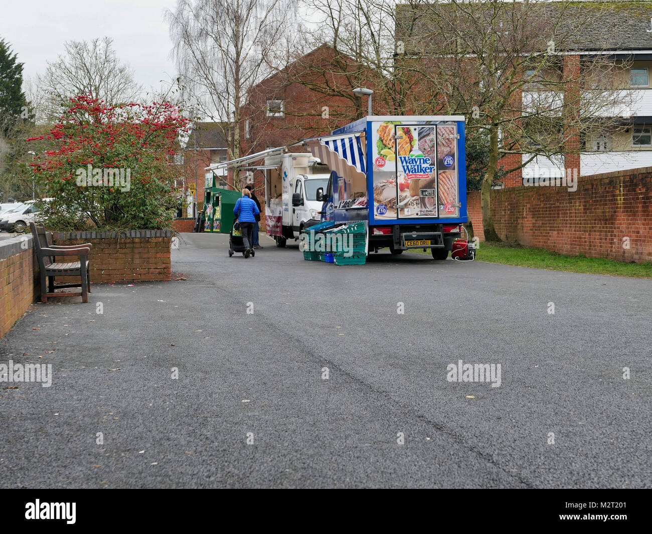 Ashbourne, Regno Unito. 8 febbraio, 2018. Solo due fornitori frequentare il lottando Ashbourne, Derbyshire mercato del giovedì dopo il Consiglio Comunale decide di tagliare i costi non fornendo le stalle per gli operatori di mercato. Ashbourne è la porta di accesso al Parco Nazionale di Peak District vicino al Dovedale valley. Credito: Doug Blane/Alamy Live News Foto Stock