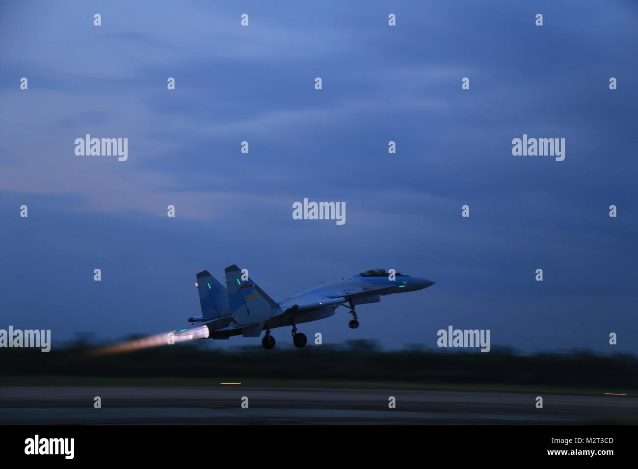 Pechino, Cina. 8 febbraio, 2018. Foto d'archivio mostra un SU-35 fighter jet in decollo. La Cina ha recentemente inviato Su-35 jet da combattimento per una lotta congiunta missione di pattugliamento in mare della Cina del Sud area, secondo l Esercito di Liberazione del Popolo (PLA) Air Force nel Febbraio 7, 2018. Credito: Xinhua/Alamy Live News Foto Stock