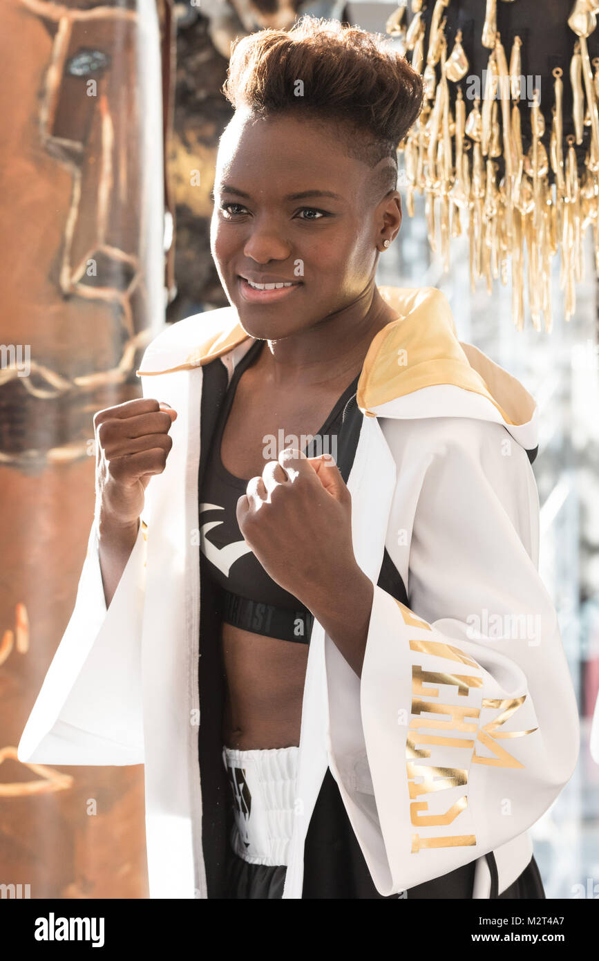 Londra, Regno Unito. 8 febbraio, 2018. Mondo e Olympic campione del pugilato Nicola Adams MBE lancia una gamma di capi di abbigliamento sportivi con Everest in tutto il mondo per essere venduto esclusivamente in dal grande magazzino Selfridges. La collezione si compone di dieci pezzi tra cui linea lunga hoodies, equipaggio colli, e t-shirts, fornendo abbigliamento casual per utilizzare sia sulla strada per la palestra o altre attività per il tempo libero. Credito: ZUMA Press, Inc./Alamy Live News Foto Stock