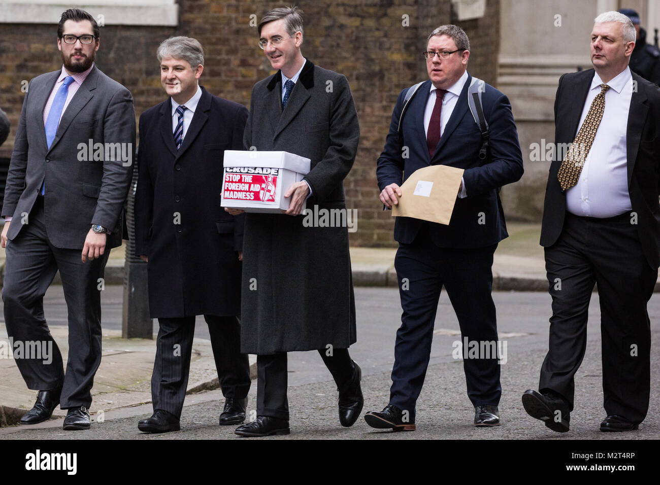 Londra, Regno Unito. 8 febbraio, 2018. Giacobbe Rees-Mogg, conservatori MP per il Nord Est Somerset, arriva a Downing Street con i rappresentanti del Daily Express per presentare una petizione organizzata dal giornale di esigere che i fondi siano dirottati dall'estero bilancio di aiuti per contribuire ad affrontare la crisi del NHS. Credito: Mark Kerrison/Alamy Live News Foto Stock