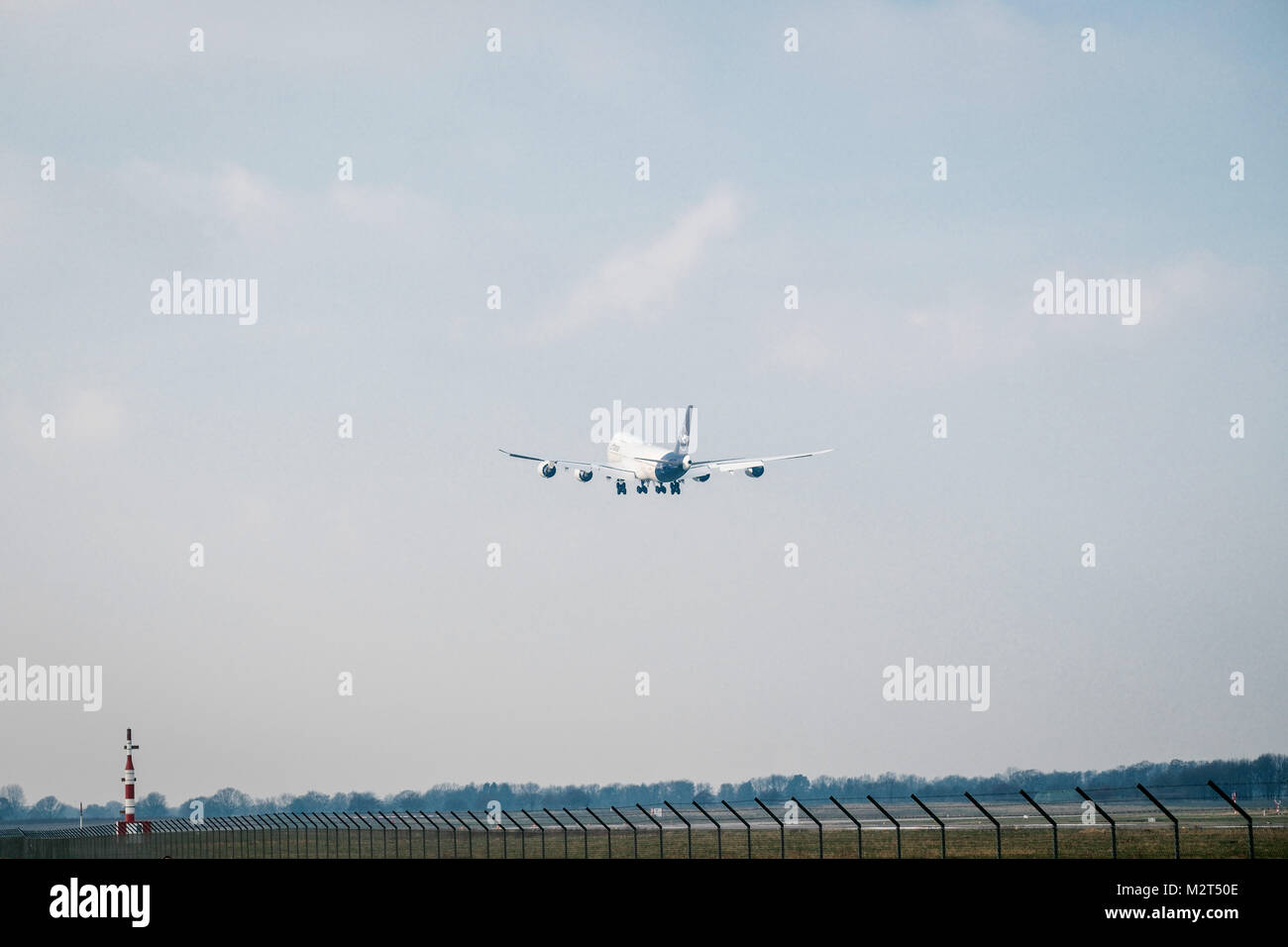 Un Boeing 747-8 vola sopra l'aeroporto di Hannover in Germania, 8 febbraio 2018. Il jumbo piano è il primo a lunga distanza di volo a utilizzare il nuovo design. Foto: Ole Spata/dpa Foto Stock