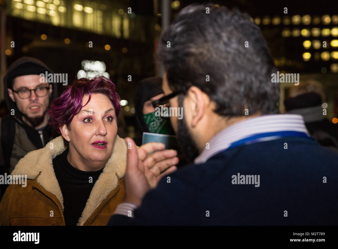 Londra, Regno Unito. 8 febbraio, 2018. Lisa Mckenzie della guerra di classe tenta di spiegare a un passerby lo scopo di una nuova protesta settimanale al di fuori della Shard dopo che esso è stato rivelato che più di dieci milioni di euro-pound appartamenti di lusso rimangono vuoti in 72 piani di torre. Class War hanno chiamato per i senzatetto per essere in grado di occupare il vuoto di appartamenti. Credito: Mark Kerrison/Alamy Live News Foto Stock