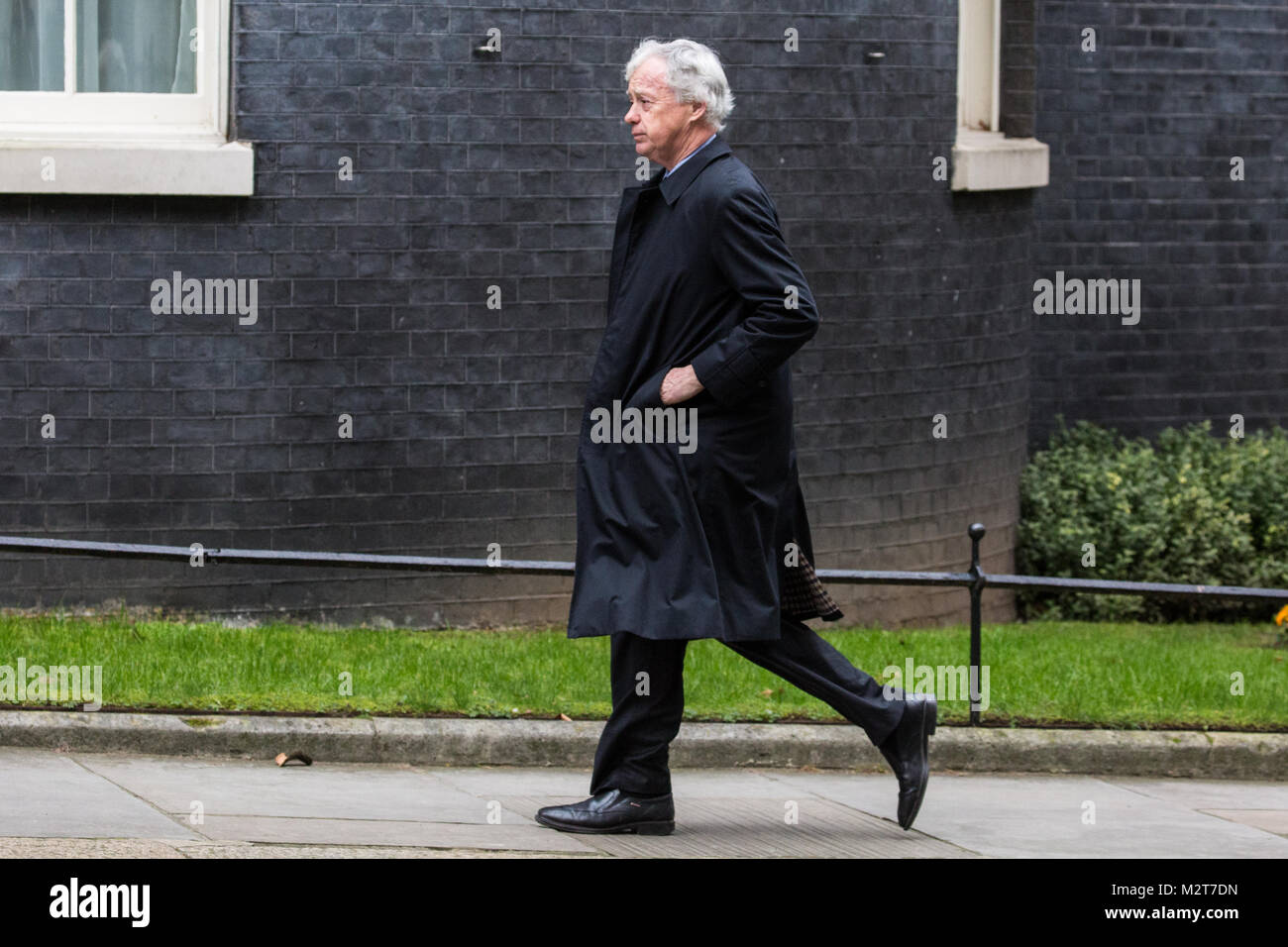 Londra, Regno Unito. 8 febbraio, 2018. Sir Stephen Gomersall, vice presidente di Hitachi Europe Ltd, arriva a frequentare colloqui ospitato dal Primo Ministro Theresa Maggio, il Cancelliere dello Scacchiere Philip Hammond, Segretario di Stato per il commercio internazionale Liam Fox e del Segretario di Stato per gli affari, di energia e di strategia industriale Greg Clark Credit: Mark Kerrison/Alamy Live News Foto Stock