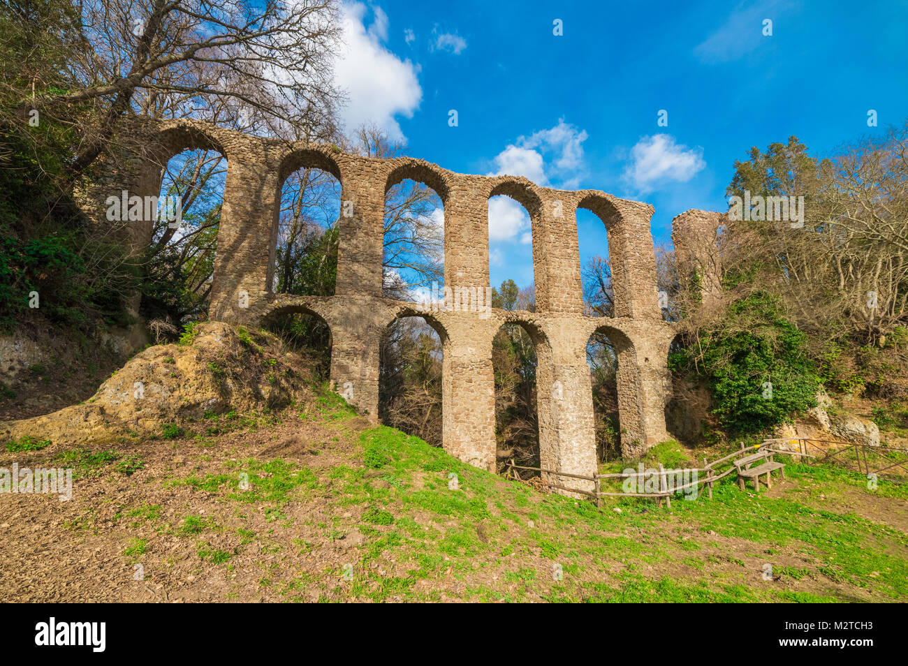 Monterano (Italia) - un fantasma città medievale nel paese della regione Lazio si trova in provincia di Roma, arroccato sul plateau sommitale della collina di tufo. Foto Stock