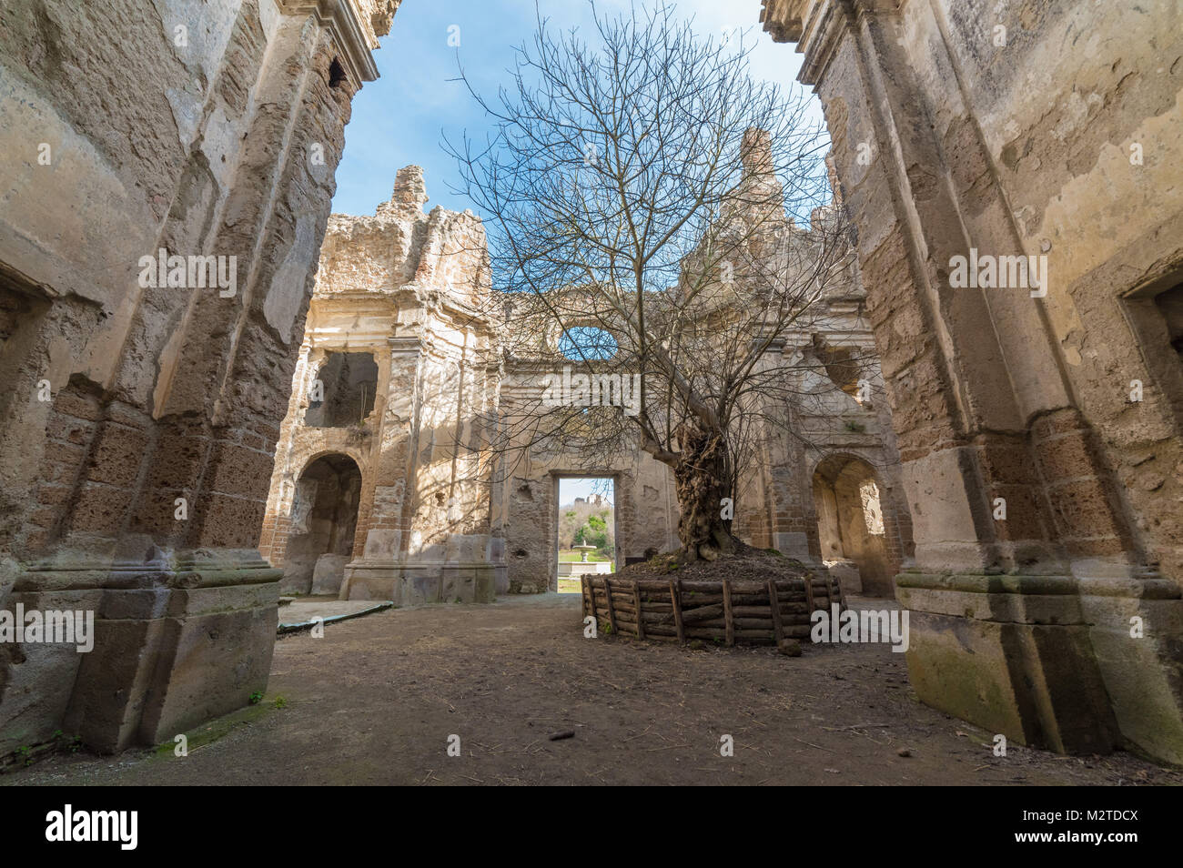 Monterano (Italia) - un fantasma città medievale nel paese della regione Lazio si trova in provincia di Roma, arroccato sul plateau sommitale della collina di tufo. Foto Stock