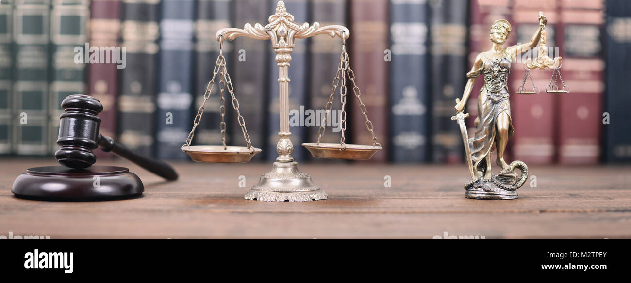Il diritto e la giustizia, il concetto di legalità, Lady giustizia, bilancia della giustizia e giudice martello su un sfondo di legno, legge il concetto della libreria. Foto Stock