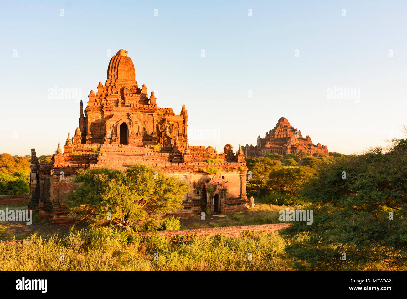 Bagan: tempio Myauk Guni Paya (sinistra), Dhammayangyi tempio , Mandalay Regione, Myanmar (Birmania) Foto Stock